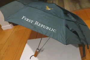 NEU grün FIRST REPUBLIC BANK Regenschirm kompakt/faltbar brauner Griff - Bild 1 von 20