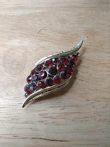 Elegante Brosche mit mehreren Strasssteinen goldfarben - Bild 1 von 3