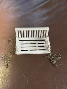 Columpio de porche de madera miniatura vintage para casa de muñecas  - Imagen 1 de 4