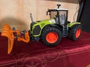 Bruder Traktor Traktor Claas Xerion 5000 mit Schneeschiebeschild - Bild 1 von 13