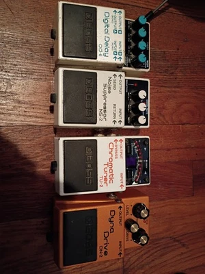 Lote de pedales de guitarra Boss Dyna Drive - Retardo digital - Supresor de ruido - Sintonizador Foto 1 de 4