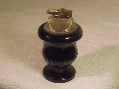 Encendedor de cigarrillos de mesa de vidrio amatista negro con forma de urna LE Smith de 1960 Foto 1 de 3