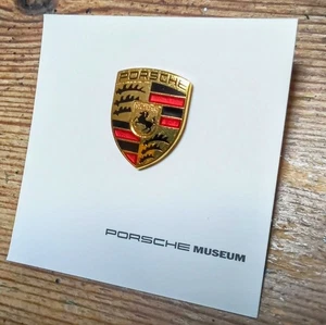 [Sin usar] Pin insignia oro del museo Porsche - Imagen 1 de 3