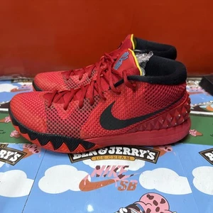 NIKE KYRIE 1 "ENGAÑOSO" CARMESÍ-NEGRO-ROJO UNIVERSITARIO Talla 11.5 - Imagen 1 de 19