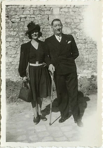 ALTES FOTO - VINTAGE SNAPSHOT - PAAR MODE HUT RUTE - FASHION HAT - Bild 1 von 1