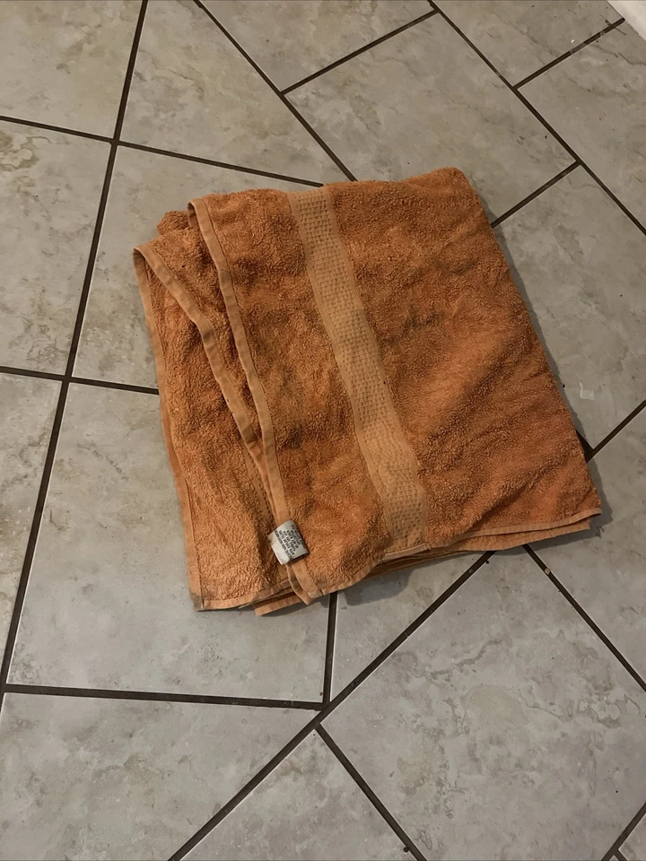 Bright Orange Large 100% Cotton Bath Towel Hardly Used Great Condition - Image 1 of 3