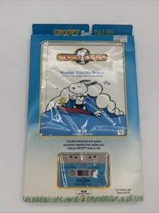 Il mondo dei racconti di Snoopy { Snoopy Hits The Beach} libro e nastro NUOVO - Foto 1 di 2