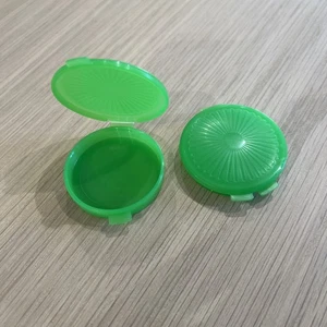 Neu OS 2 grün Tupperware Mini Klapptasche Pillendose Behälter #1224 - Bild 1 von 2
