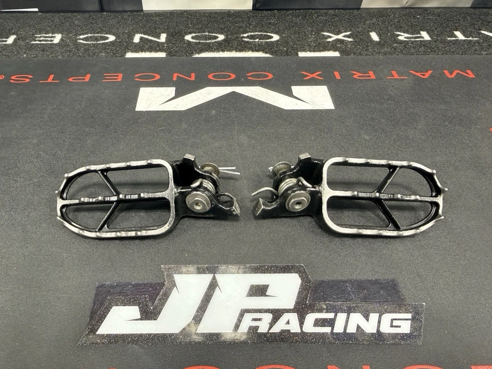 2023 年本田 CRF250R 左脚和右脚钉套装 - 50660-MKE-A70,50670-MKE-A70 状况良好 — 第 1/4 张图片