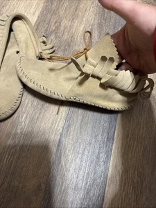 Mocassini Taos in pelle con frange scamosciate marroni cuciti a mano stivaletti nativi donna 7 - Foto 1 di 11