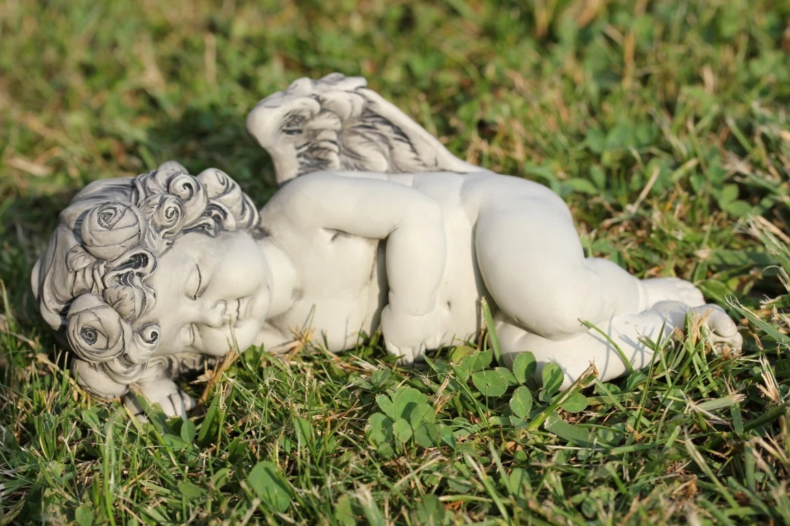 Aubaho Gartenskulptur Engel – Liegende Eisenfigur Im Antik-Stil, 30x17x16 Cm, 4 Kg, Rustikale Gartendeko