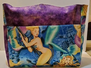 Sirens Sea Mermaids Alexander Henry XL Cartera/Bolso de Proyecto Hecho a Mano Viaje 15x18 - Imagen 1 de 5