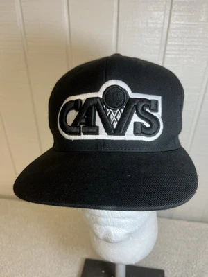 Mitchell & Ness NBA Cleveland Cavaliers Negro/Blanco SnapBack Gorra Ajustable OSFA Foto 1 de 4