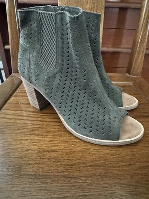 TOMS Women’s Majorca Peep Toe Booties – Olive Green Faux Suede Size 9 Clean - Image 1 of 4