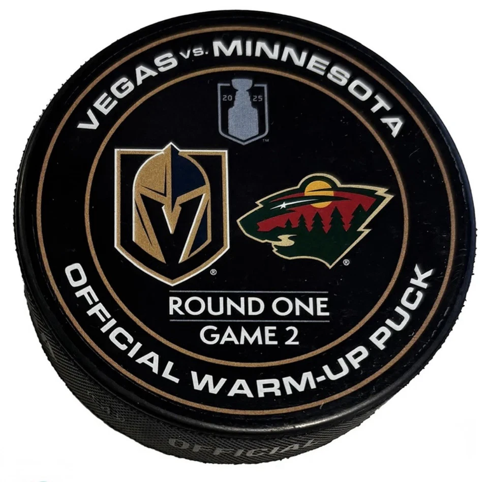 Vegas Golden Knights v Minnesota Wild 2025 Copa Stanley Playoffs Juego 2 Disco Foto 1 de 1