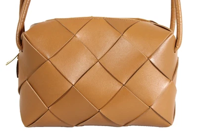 BOTTEGA VENETA 骆驼 Intrecciato 皮革小号 CASETTE 相机斜挎包 GHW — 第 1/4 张图片