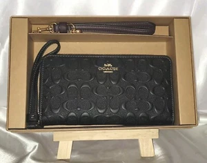 Coach Box lange Reißverschluss Geldbörse schwarz geprägtes Logo Neu mit Etikett extra Riemen Herz Anhänger - Bild 1 von 10