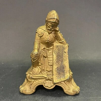 Pyrogène en régule doré à décor de chevalier avec porte allumettes et frottoir - Photo 1/4