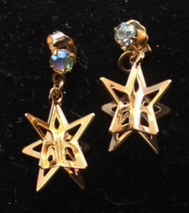 VINTAGE AVON 2000 PIERCED RHINESTONE ACCENT STAR DROP EARRINGS W BOX NEVER WORN - Picture 1 of 3