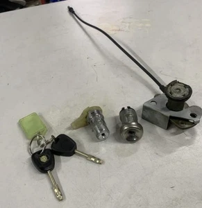 JAGUAR XK8 X100 XKRDOOR & IGNITION BARREL, BOOT LID LOCK, LOCK SET WITH 2keys - Picture 1 of 7