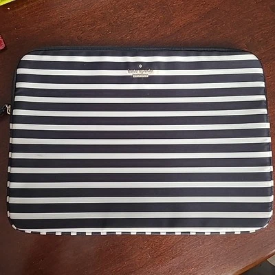Bolso Kate Spade 14 pulgadas para computadora portátil a rayas blancas y negras, acolchado Foto 1 de 4