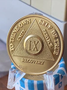 Chip de sobriedad enchapado en oro medallón de 9 años AA - Imagen 1 de 5