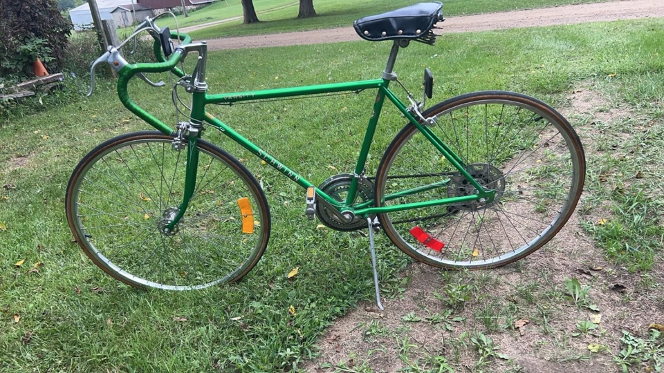 Hombre Varsity Schwinn 27" 10 Velocidades Hecho en Chicago Tiene Luz Generadora Foto 1 de 1