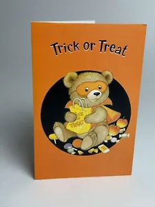 Linda tarjeta de Halloween usada oso en disfraz truco o trato coleccionable - Imagen 1 de 3