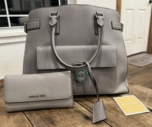 Borsa a tracolla grande Michael Kors Saffiano pelle Emma grigio perla e portafoglio - Foto 1 di 5