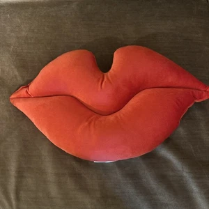 Room Essentials Wurfkissen, rote Lippen, neu, 10 x 17 Zoll, Velours, Valentinstag - Bild 1 von 6