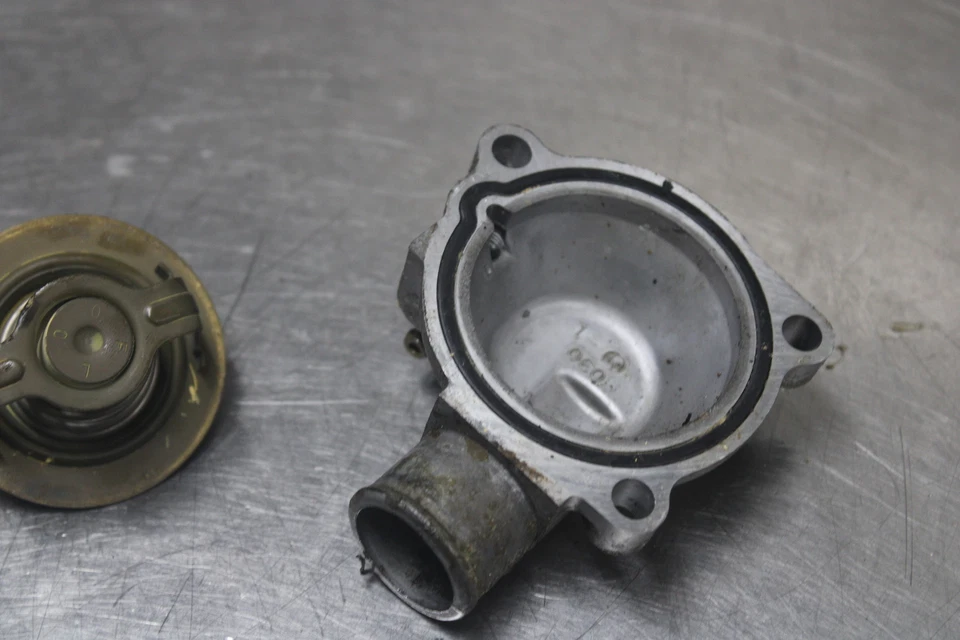 02-03 TERMOSTATO KAWASAKI NINJA ZX9R CON MONTAJE DE CARCASA Foto 1 de 4