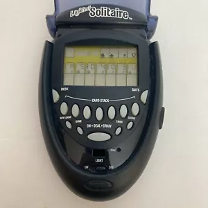 Juego electrónico portátil solitario iluminado Radica 2003 azul probado y funciona de colección - Imagen 1 de 6