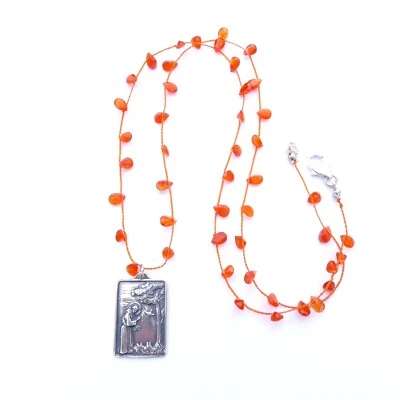 Collar tejido a mano de piedras preciosas de cornalina cordón naranja, colgante de San Francisco de Asís Foto 1 de 4