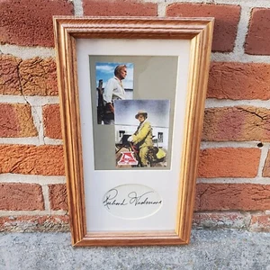 Autógrafo enmarcado de Richard Widmark tarjeta firmada juicio en Nuremberg la trampa - Imagen 1 de 3