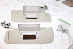 00-06 Chevy TAHOE SUBURBAN Gmc YUKON Sunvisors w/ Sun Visor Clips & LIGHTS - Picture 1 of 4