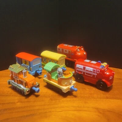 Curva de Aprendizaje CHUGGINGTON Ferrocarril DieCast Metal Tren Motor y Coches ~ Lote de 5 Foto 1 de 4