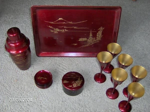 Antiguo juego de cócteles lacados rojos japoneses: bandeja, agitador, vasos, platos en caja - Imagen 1 de 7
