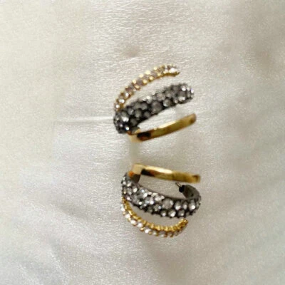 Pendientes Huggie negros chapados en oro circonita cúbica completa Foto 1 de 4