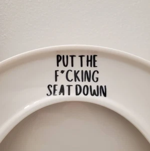 Ponga el asiento F*ing abajo/ponga el asiento abajo - Calcomanía para baño 2" - Imagen 1 de 5