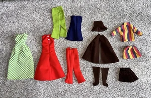 Vestiti Barbie vintage - per lo più fatti in casa dagli anni 70 Groovy fondo campana mantello ecc - Foto 1 di 4