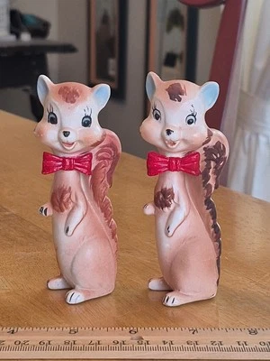 Винтажный Тайвань 4 «x 1» мальчик и девочка антропоморфные белки w/красный банты комплект из 2 EUC - Изображение 1 из 4