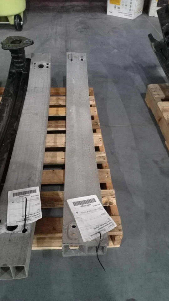 Barra de impacto para parachoques blanca Toyota Highlander 2009 fabricante de equipos originales - usada, 226 k millas Foto 1 de 4