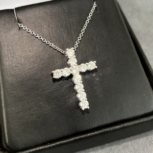 Colgante cruzado para mujer de corte redondo de 2 quilates creado en laboratorio enchapado en oro blanco de 14 quilates - Imagen 1 de 4