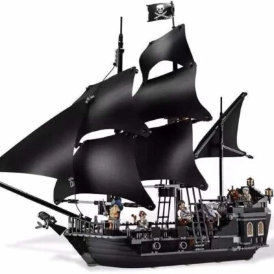 Pirates of the Caribbean Black Pearl Interchangeable w/6 figures Building Blocks - Image 1 of 4