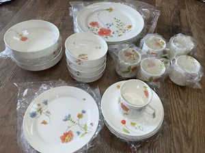 New Mikasa “Just Flowers” Bone China New Old Stock 26 Pieces - Picture 1 of 6