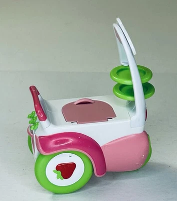 Carro de pastel Strawberry Shortcake's 2006 y platos verdes Foto 1 de 4