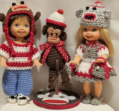 独一无二的钩针袜猴子 🐵 三重奏 ~ Kelly Tommy 娃娃 + SOCK MONKEY 带支架 +++ — 第 1/4 张图片