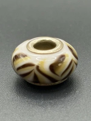 Dije de cristal de Murano con diseño blanco marrón de plata de ley Chamilia Z2 Foto 1 de 4