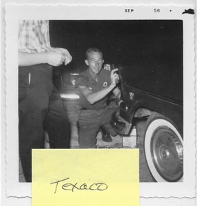 FOTO DE COLECCIÓN INSTANTÁNEA DE NUEVO Y BAJO ~ ASISTENTE DE GASOLINERA TEXACO FIJACIÓN LUZ TRASERA ~ 1958 - Imagen 1 de 1