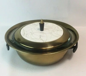 Cazuela cubierta moderna de mediados de siglo Pyrex 1,5 cuartos de galón inserción tono latón  - Imagen 1 de 11